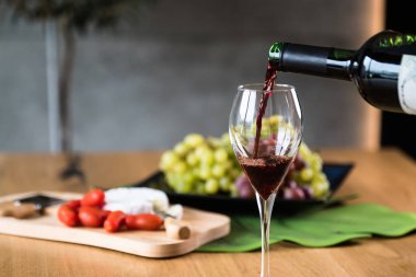 Arka planda aperatifler olan kırmızı şaraba yakın çekim