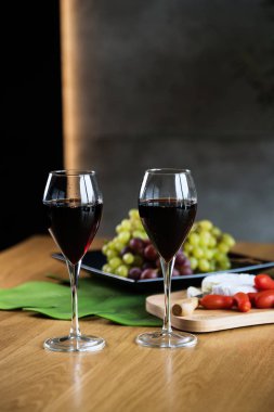 Tahta masada üzümlü kırmızı şarap.