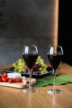 Tahta masada üzümlü kırmızı şarap.