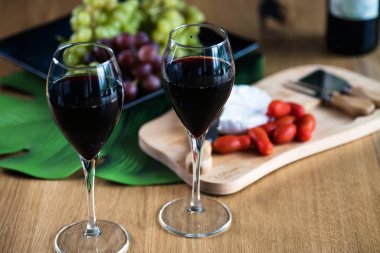Tahta masada üzümlü kırmızı şarap.