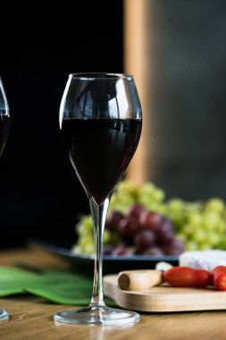 Tahta masada üzümlü kırmızı şarap.