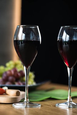 Tahta masada üzümlü kırmızı şarap.