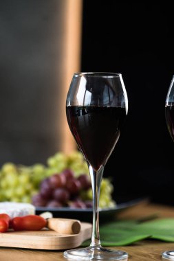 Tahta masada üzümlü kırmızı şarap.