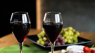 Tahta masada üzümlü kırmızı şarap.