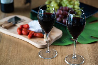 Tahta masada üzümlü kırmızı şarap.