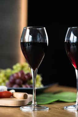 Tahta masada üzümlü kırmızı şarap.