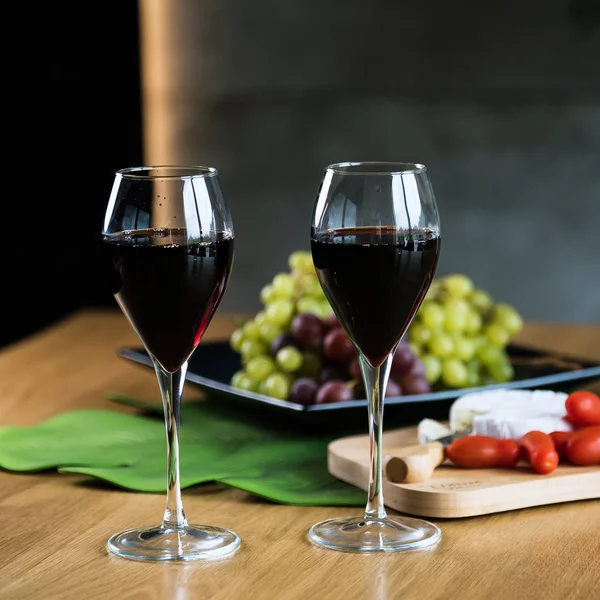 Vinho Tinto Com Uvas Mesa Madeira — Fotografia de Stock