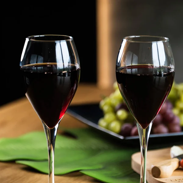 Vinho Tinto Com Uvas Mesa Madeira — Fotografia de Stock