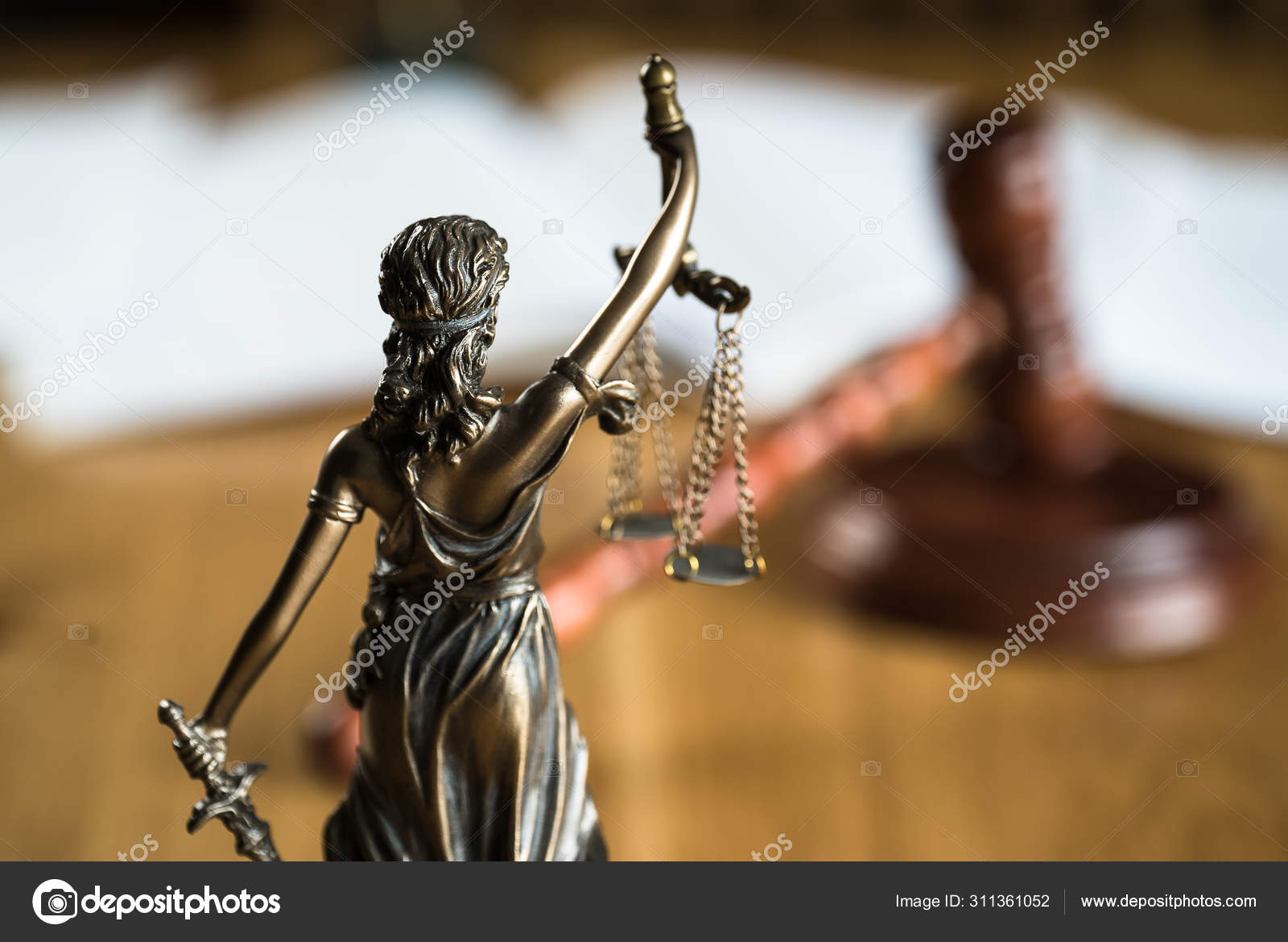 Droit Justice Statue Déesse Aveugle Thématique Sur Table Bois Avec image libre de droit par