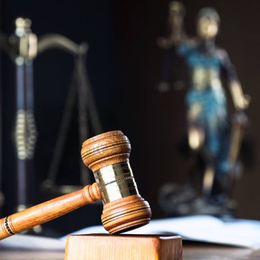 Hukuk ve Adalet, Yargıç tokmak tahtadan masa ve bulanık arkaplan.