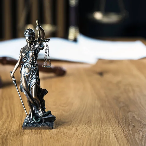 Law Justice Standbeeld Van Blinde Godin Themis Houten Tafel Met — Stockfoto