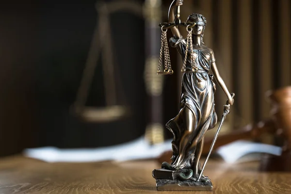 Δίκαιο Και Δικαιοσύνη Άγαλμα Της Τυφλής Θεάς Θέμη Ξύλινο Τραπέζι — Φωτογραφία Αρχείου