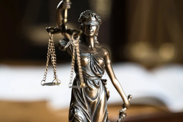 法律与正义 盲眼女神Themis的雕像在木制桌子上 背景模糊不清 — 图库照片