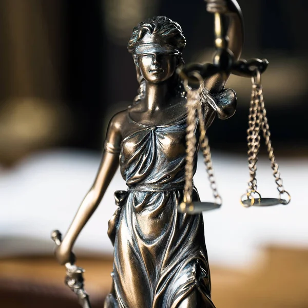 Law Justice Standbeeld Van Blinde Godin Themis Houten Tafel Met — Stockfoto