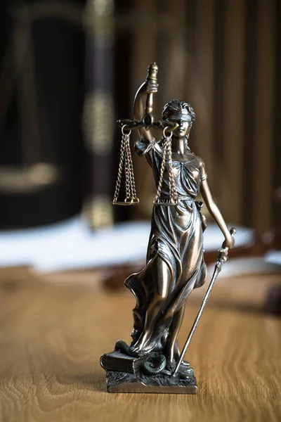 Droit Justice Statue Déesse Aveugle Thématique Sur Table Bois Avec — Photo