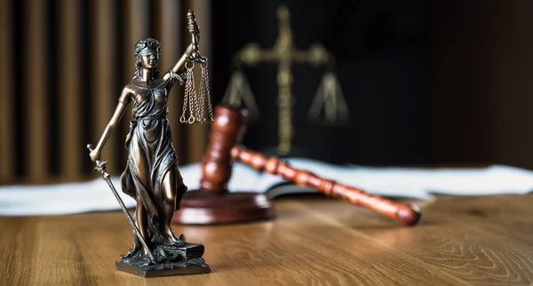 Recht Und Gerechtigkeit Statue Der Blinden Göttin Themis Auf Holztisch — Stockfoto