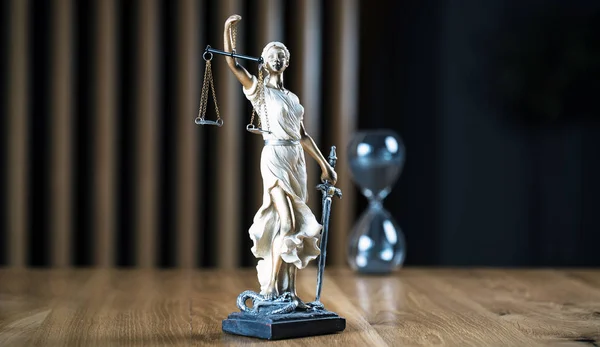 Закон Справедливость Статуя Слепой Богини Фемиды Деревянном Столе Размытым Фоном — стоковое фото