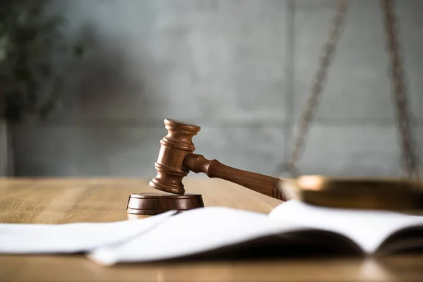 Νόμος Και Δικαιοσύνη Δικαστής Gavel Ξύλινο Τραπέζι Θολή Φόντο — Φωτογραφία Αρχείου