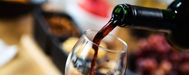 Arka planda aperatifler olan kırmızı şaraba yakın çekim