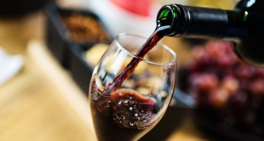 Arka planda aperatifler olan kırmızı şaraba yakın çekim