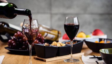 Arka planda aperatifler olan kırmızı şaraba yakın çekim