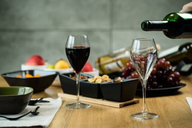 Arka planda aperatifler olan kırmızı şaraba yakın çekim