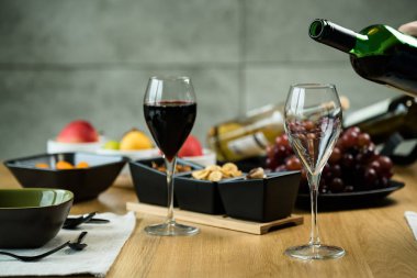 Arka planda aperatifler olan kırmızı şaraba yakın çekim