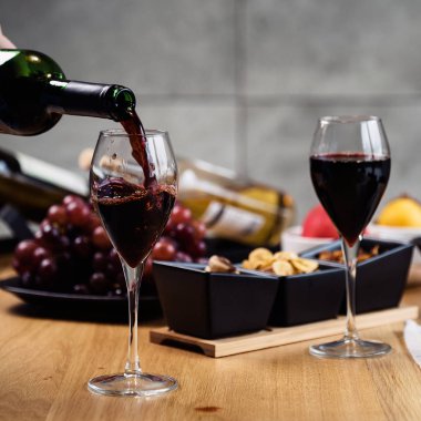 Arka planda aperatifler olan kırmızı şaraba yakın çekim