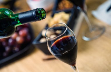 Arka planda aperatifler olan kırmızı şaraba yakın çekim