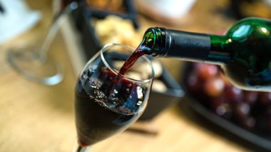 Arka planda aperatifler olan kırmızı şaraba yakın çekim