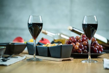 Lokantada içki ve aperatiflerle servis edilir.