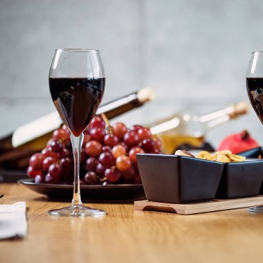 Lokantada içki ve aperatiflerle servis edilir.