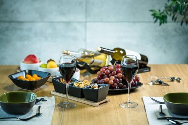 Lokantada içki ve aperatiflerle servis edilir.