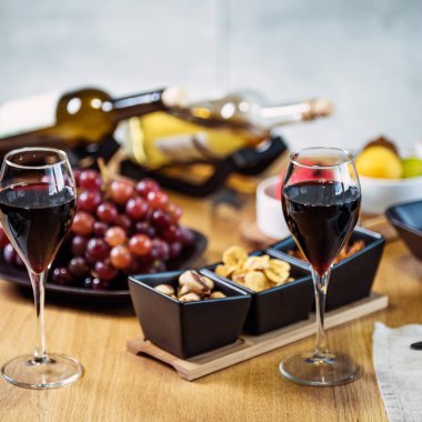 Lokantada içki ve aperatiflerle servis edilir.