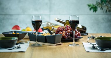 Lokantada içki ve aperatiflerle servis edilir.