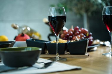 Lokantada içki ve aperatiflerle servis edilir.