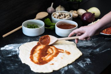 Evde pizza hazırlayan kadın.