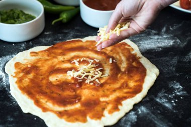 Evde pizza hazırlayan kadın.