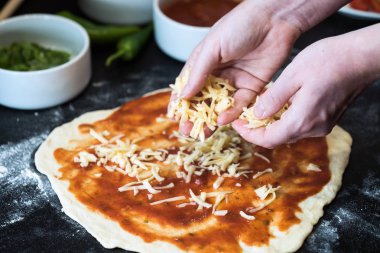 Evde pizza hazırlayan kadın.