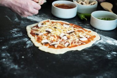 Evde pizza hazırlayan kadın.