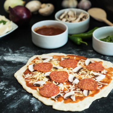 Mutfakta ev yapımı pizza hazırlıyorum.
