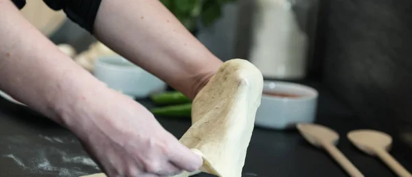 Mujer Joven Cocinando Masa Cocina —  Fotos de Stock