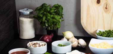 Tabaklarda peynir olan sebzeler. Yemek pişirmek için malzemeler.