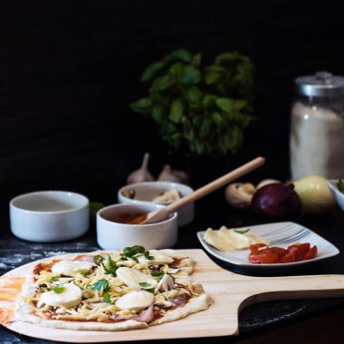 Mutfakta ev yapımı pizza hazırlıyorum.