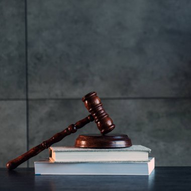 Hukuk ve Adalet, tahta masadaki çekiç yargıcı