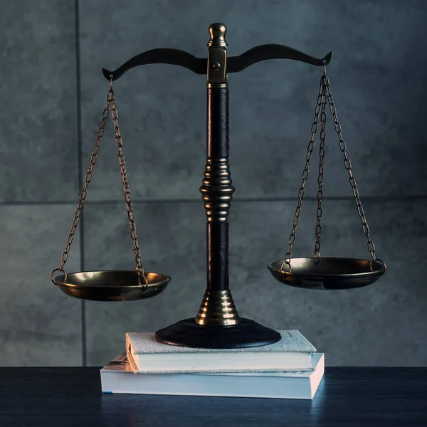 法と正義テーブルの上の尺度 — ストック写真