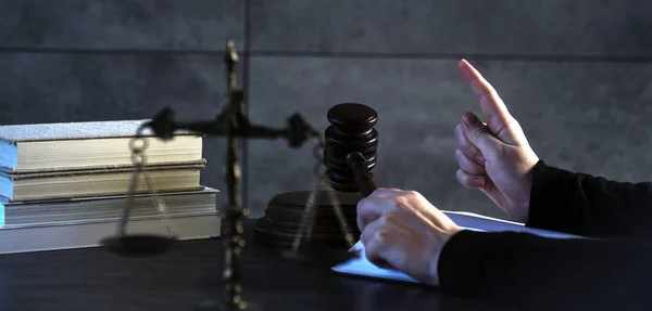 法と正義の象徴と一緒にテーブルで働く裁判官 — ストック写真