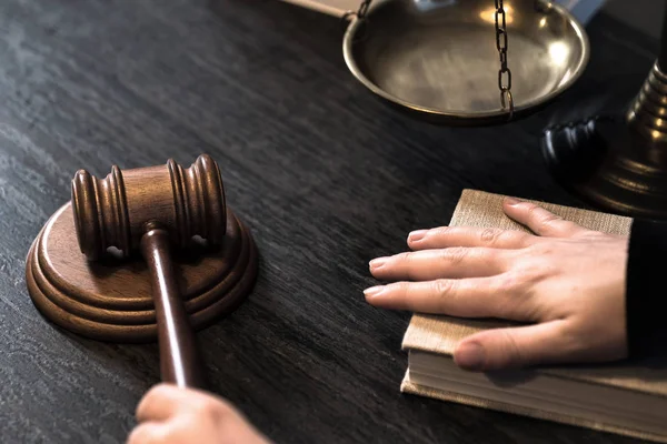 Суддя Працює Столом Символами Права Справедливості — стокове фото