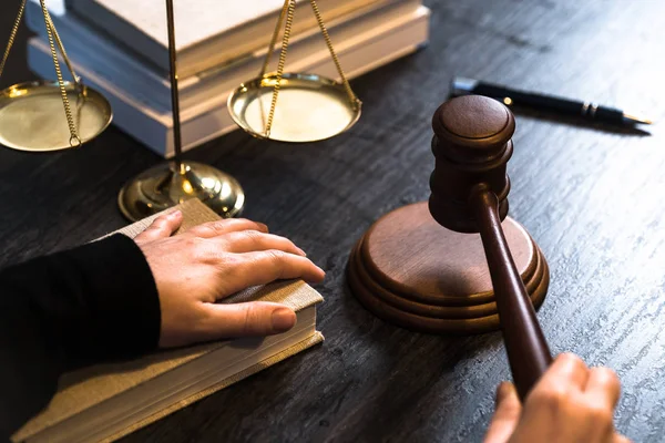 Sędzia Pracujący Przy Stole Symbolami Prawa Sprawiedliwości — Zdjęcie stockowe