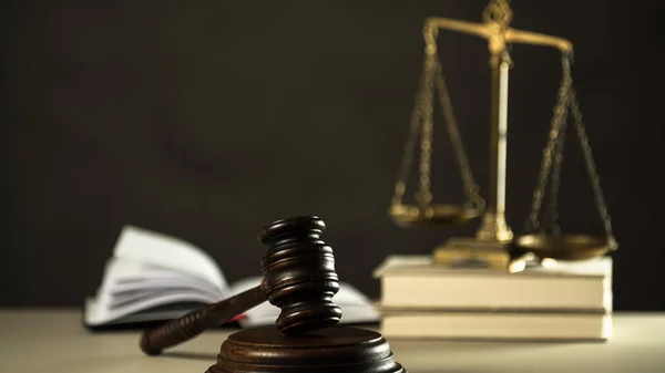Hukuk Adalet Sembolleri Ahşap Masa Üzerinde Bulanık Kitap Arkaplanı — Stok fotoğraf
